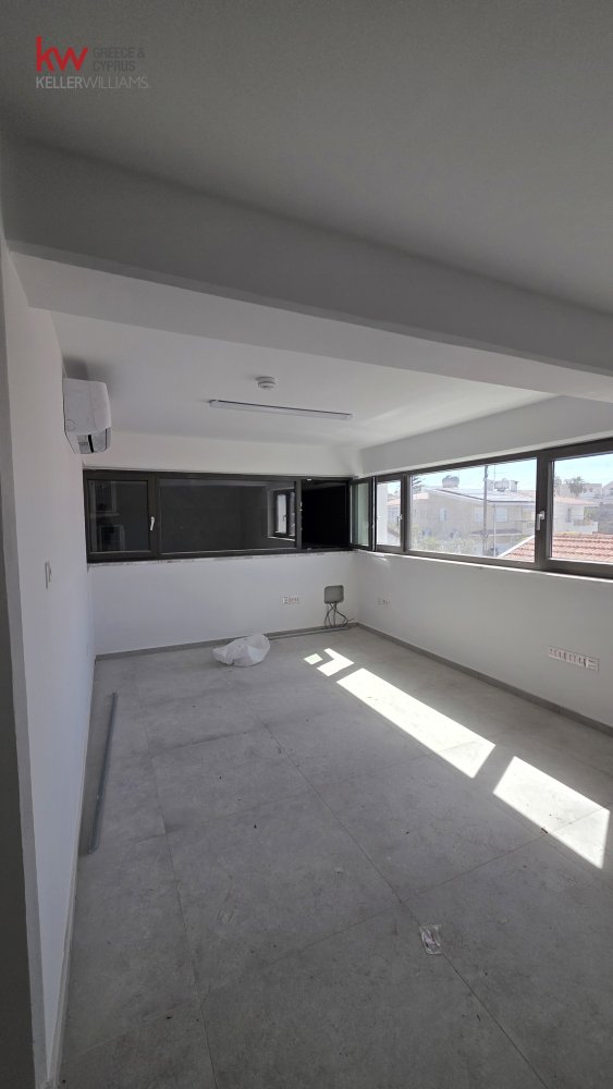750m2 Local comercial en Strovolos, Nicosia, Chipre No. 50561