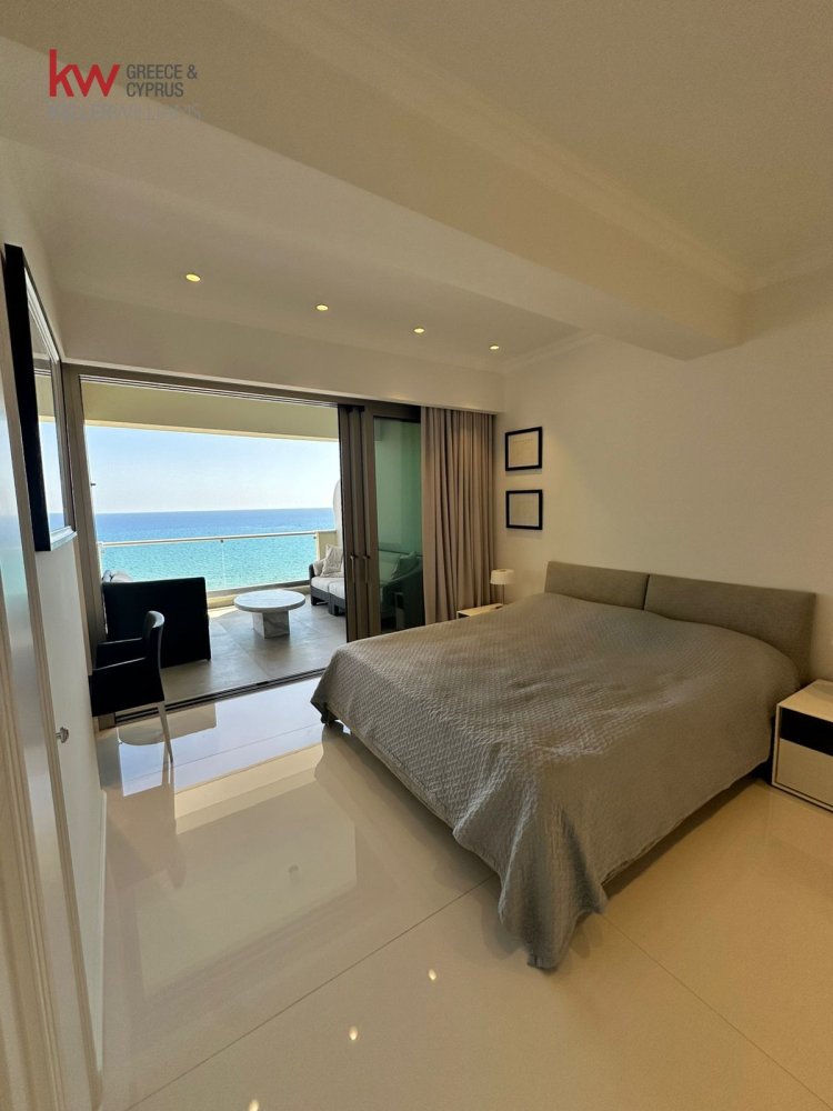 3 bedrooms Apartment in Larnaca, Larnaka, Cyprus No. 39966