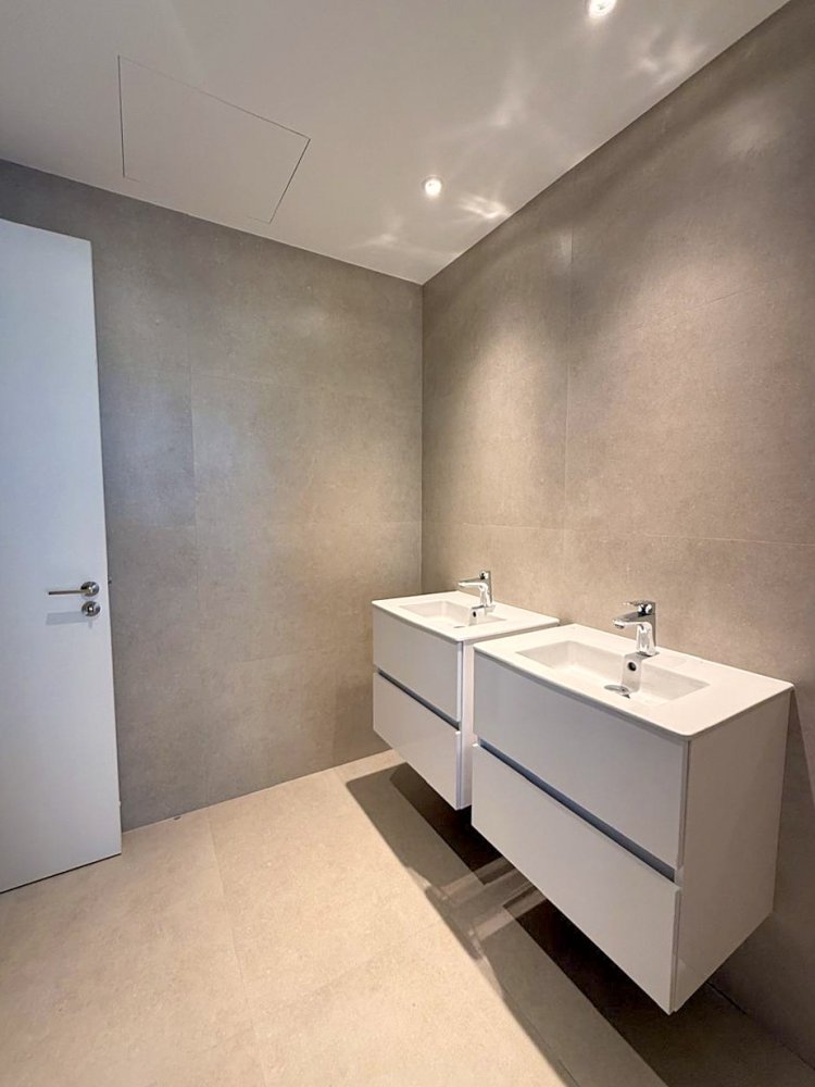 6 rooms Office in Mesa Geitonia, Limassol, Cyprus No. 62335