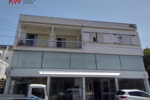 Здание с 4 спальнями в Никосия, Кипр № 40454