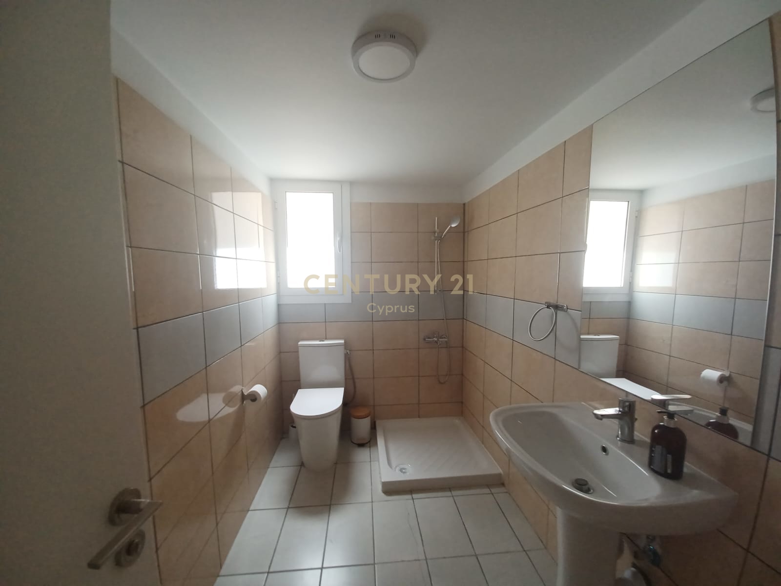 90m2 Oficina en Limassol, Chipre No. 57534
