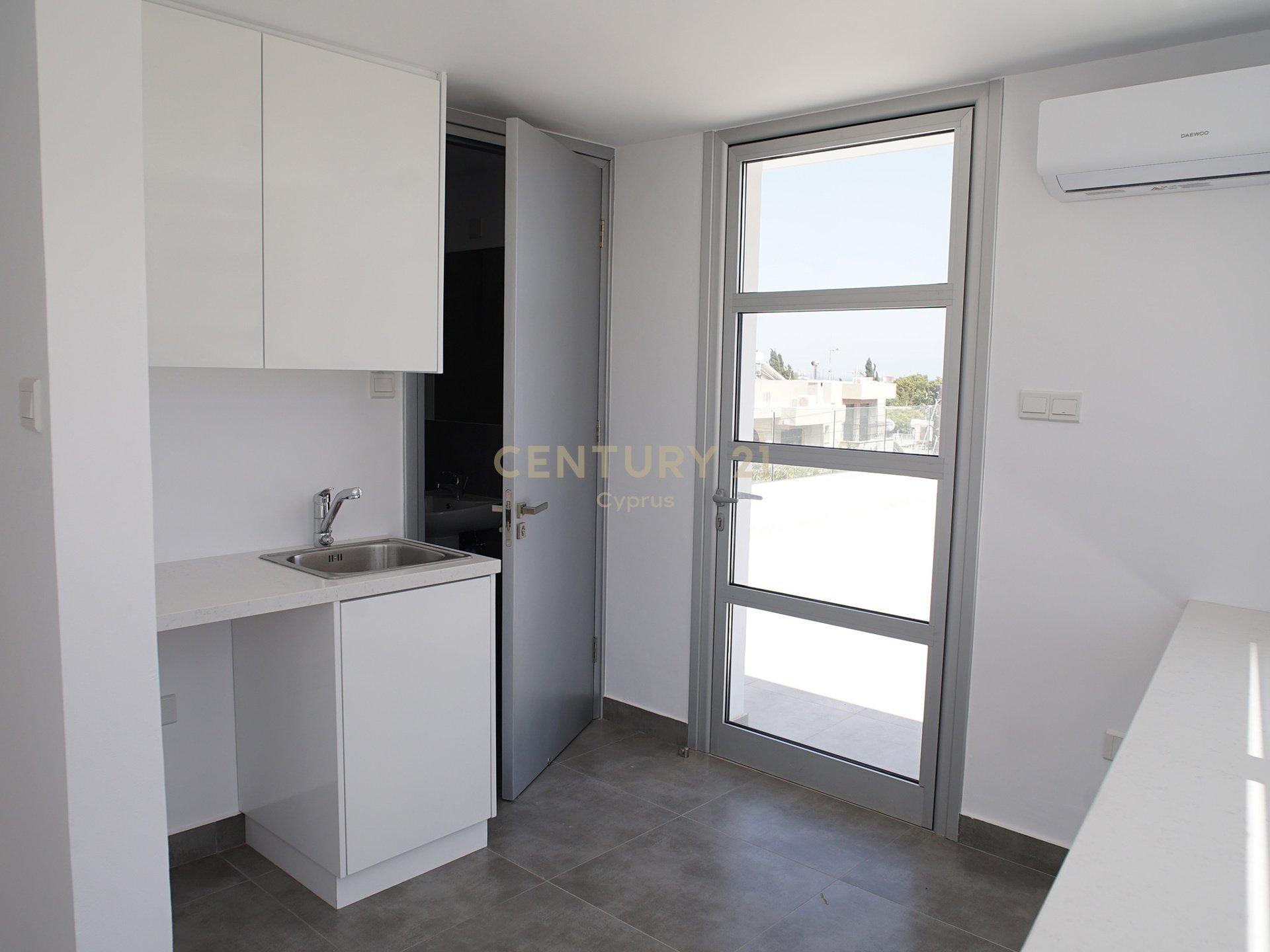 230m2 Oficina en Mesa Geitonia, Limassol, Chipre No. 57537