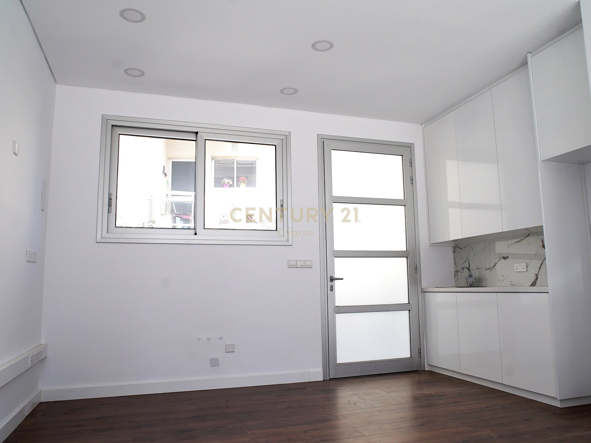 230m2 Oficina en Mesa Geitonia, Limassol, Chipre No. 57537