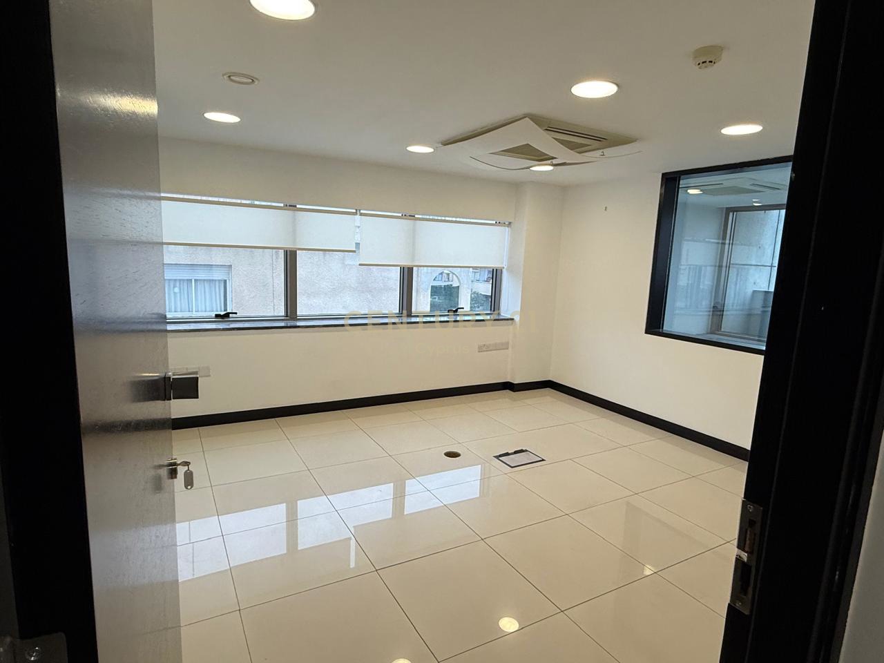 326m2 Oficina en Mesa Geitonia, Limassol, Chipre No. 53426
