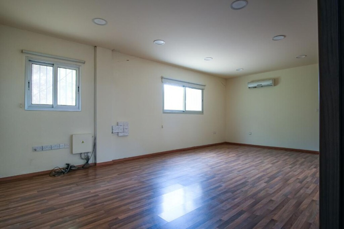 880m2 Commercial property in Nicosia, Cyprus No. 37923