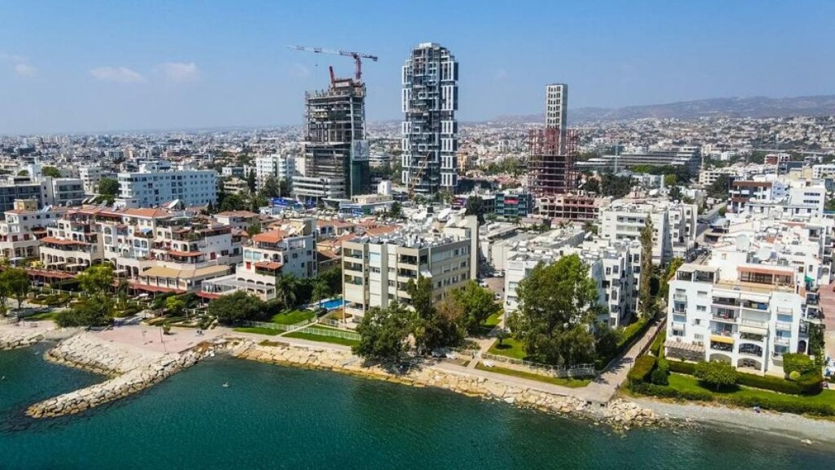 3 bedrooms Apartment in Limassol, Cyprus No. 38888