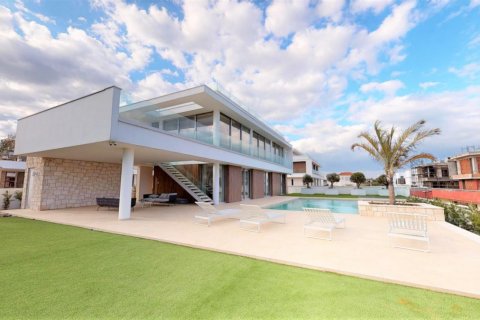 4 bedrooms Villa in Larnaca, Larnaka, Cyprus No. 38641