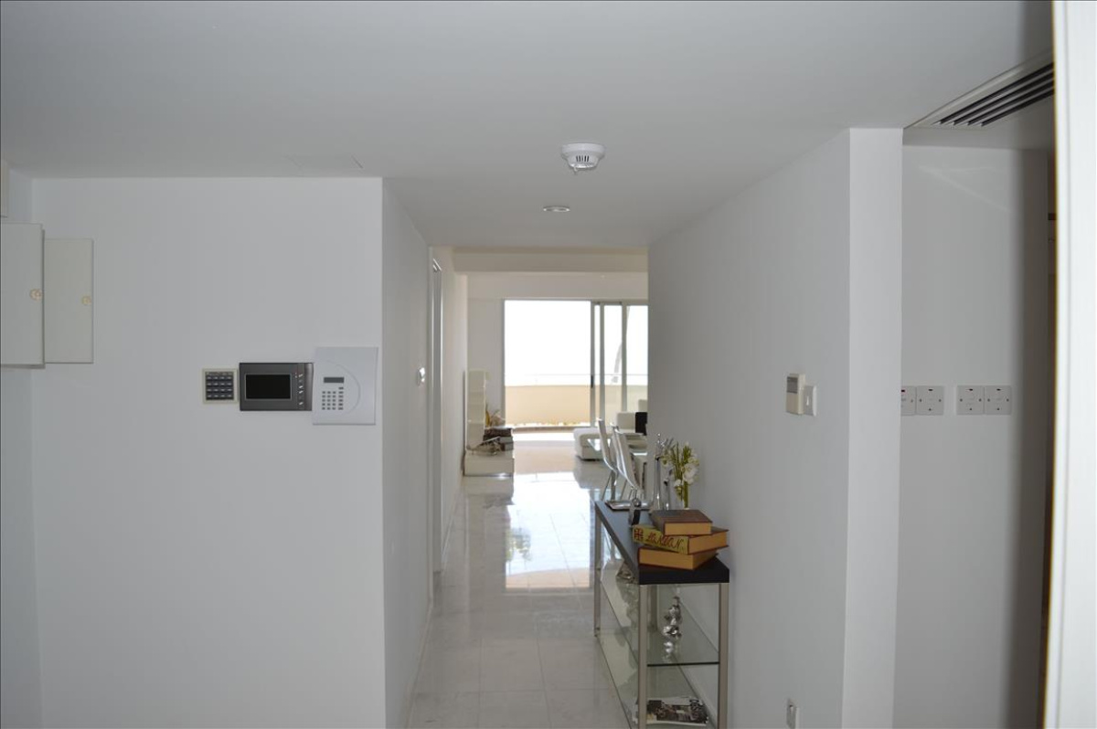 3 bedrooms Apartment in Larnaca, Larnaka, Cyprus No. 38583