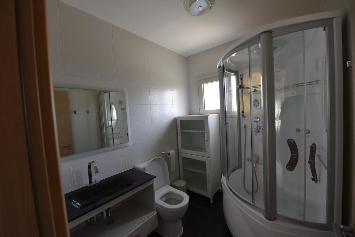 4 bedrooms Villa in Limassol, Cyprus No. 38580