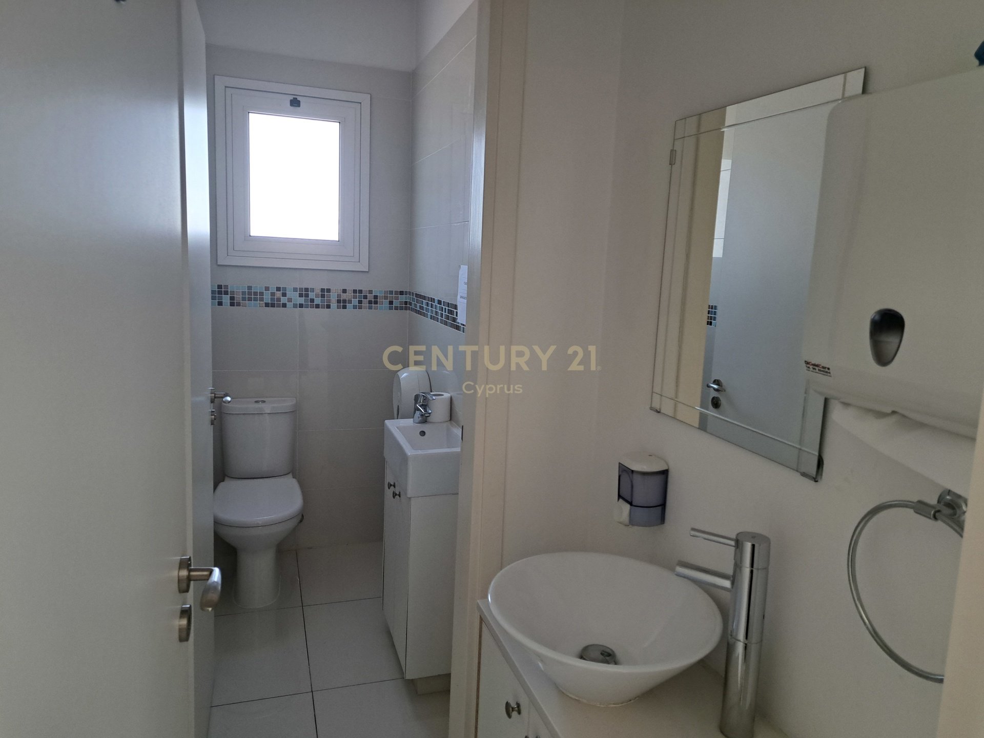 98m2 Oficina en Agios Nektarios, Limassol, Chipre No. 57225