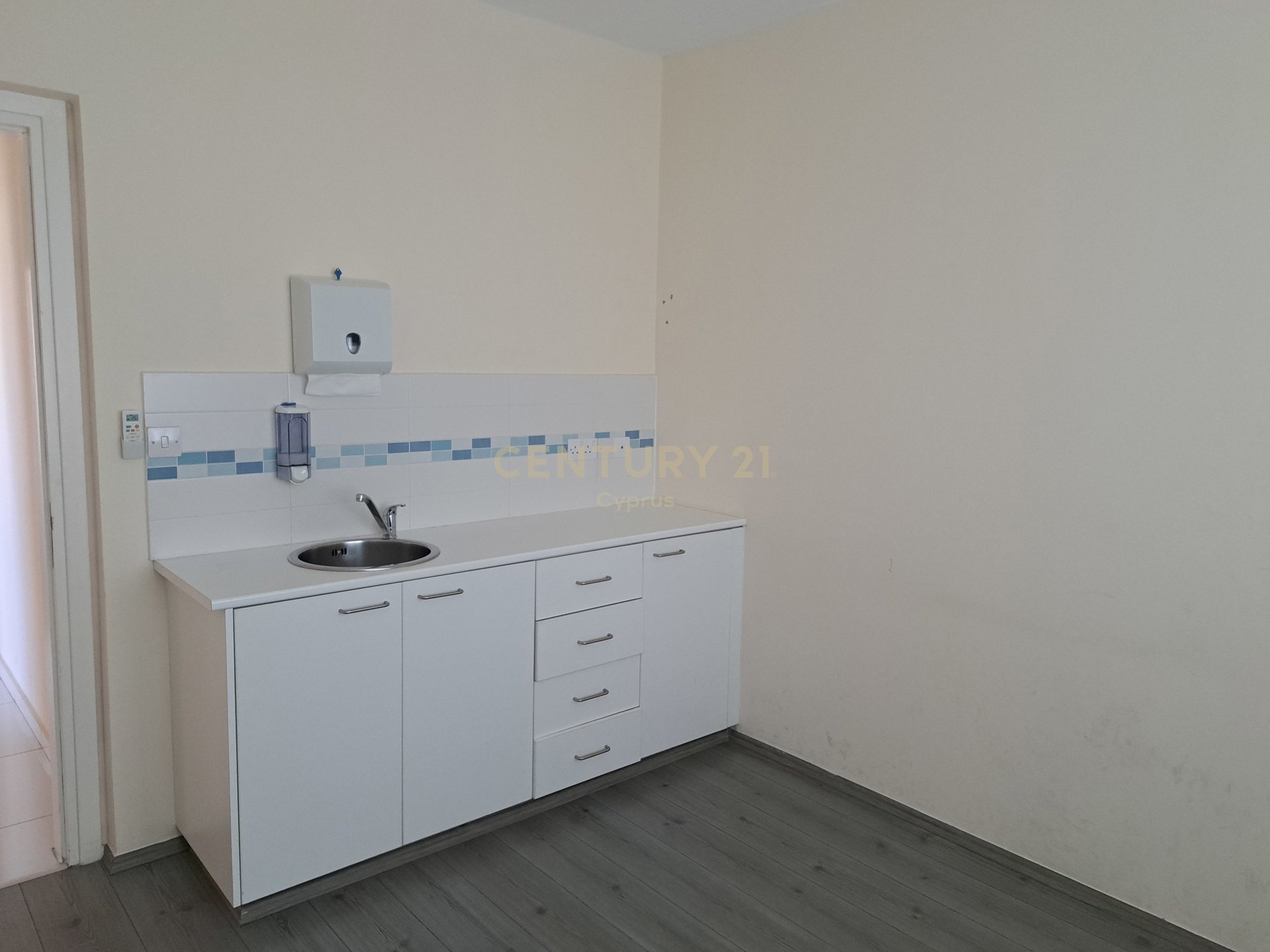 98m2 Oficina en Agios Nektarios, Limassol, Chipre No. 57225
