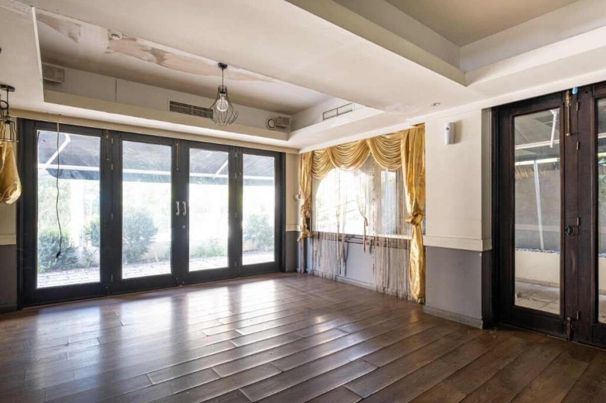 242m2 Commercial property in Nicosia, Cyprus No. 37944