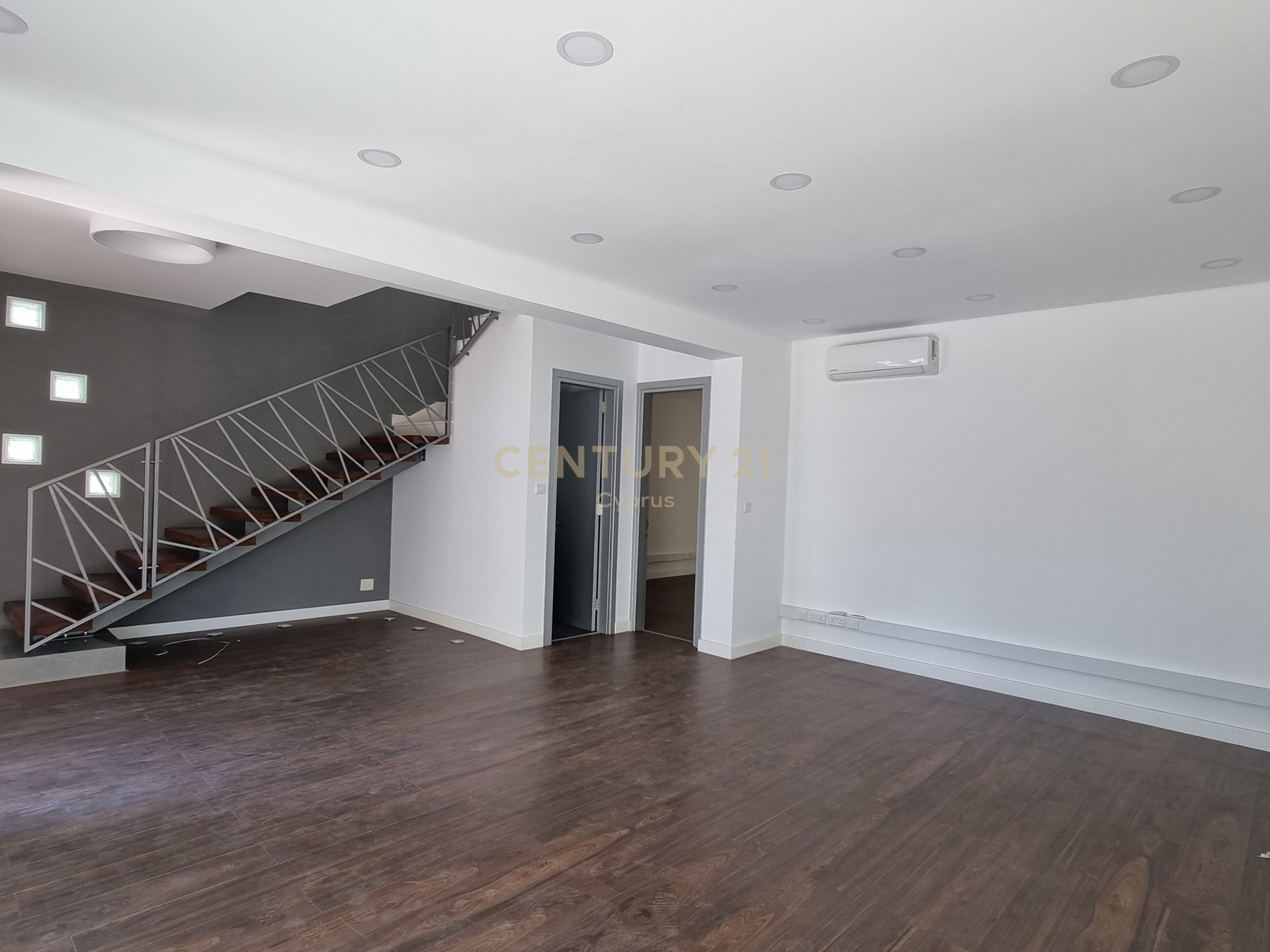 180m2 Bureau à Mesa Geitonia, Limassol, Chypre No. 53490