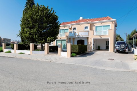 4 bedrooms Villa in Paralimni, Ammochostos, Cyprus No. 36246