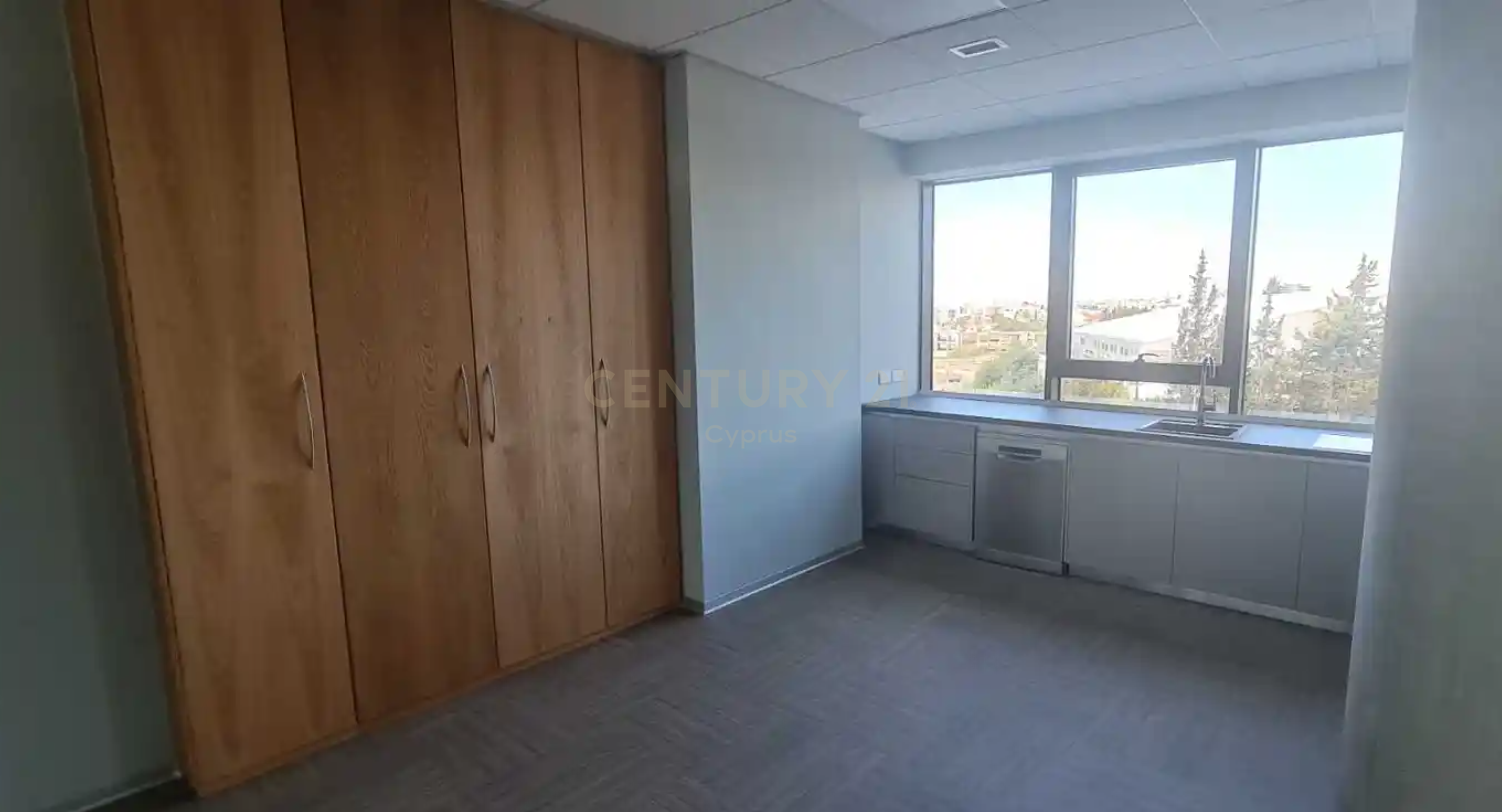 330m2 Oficina en Agios Athanasios, Limassol, Chipre No. 54233