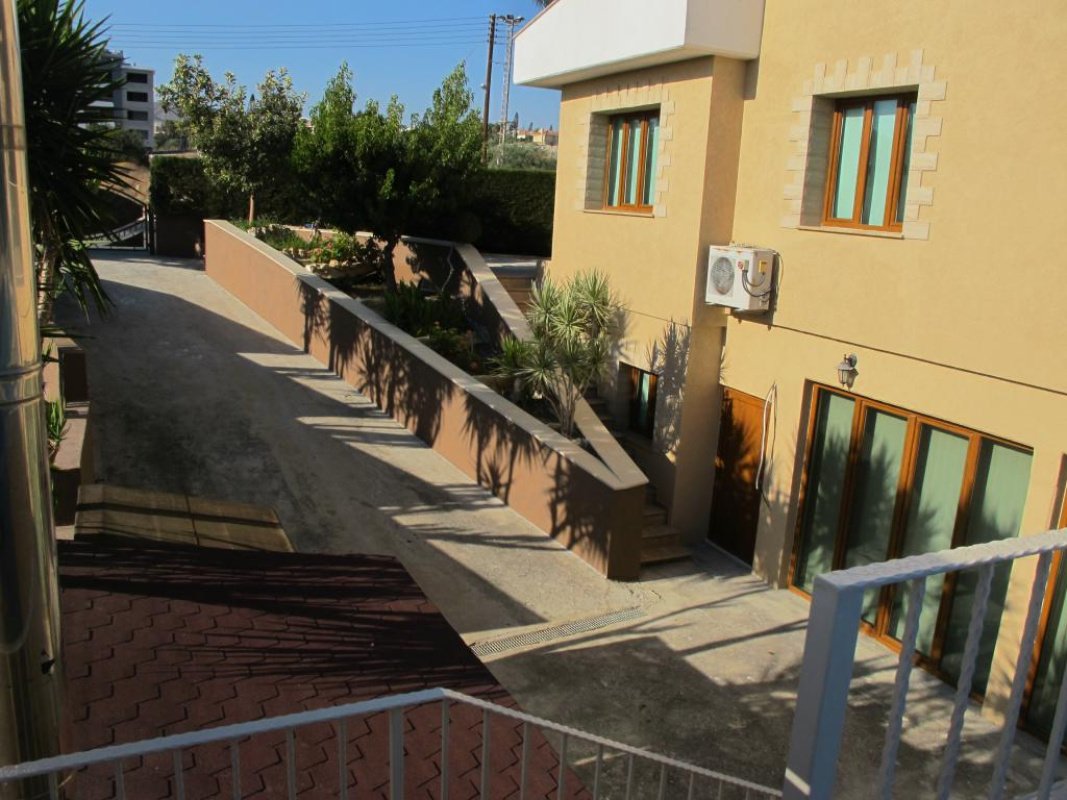 5 bedrooms Villa in Limassol, Cyprus No. 38320