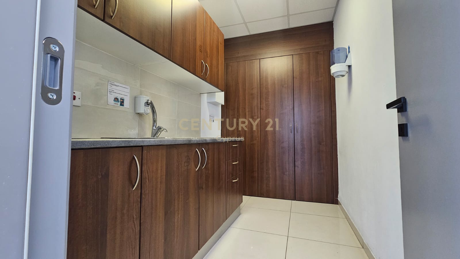 434m2 Bureau à Agios Athanasios, Limassol, Chypre No. 55556