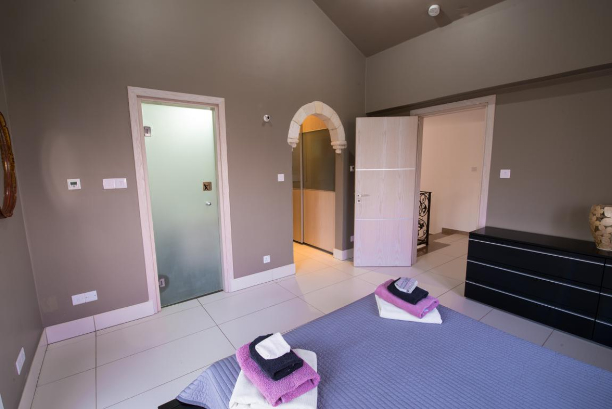 4 bedrooms Villa in Paphos, Cyprus No. 38551