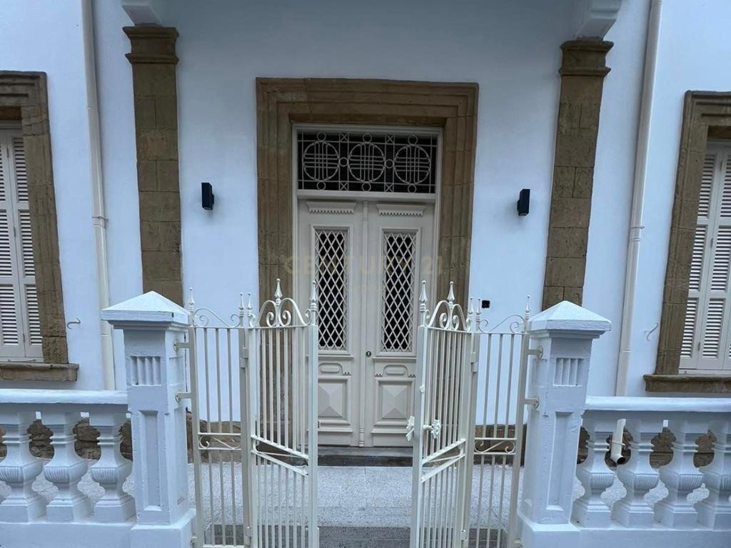 Коммерческая недвижимость 240м2 в Ларнака, Кипр № 55772