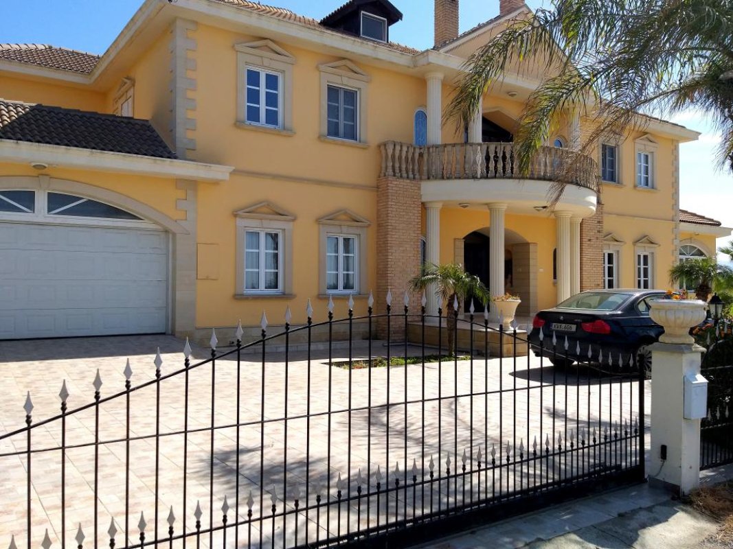 6 bedrooms Villa in Nicosia, Cyprus No. 38575