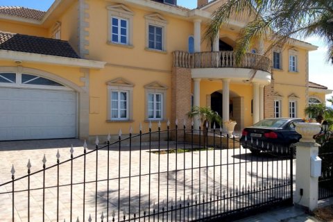 6 bedrooms Villa in Nicosia, Cyprus No. 38575