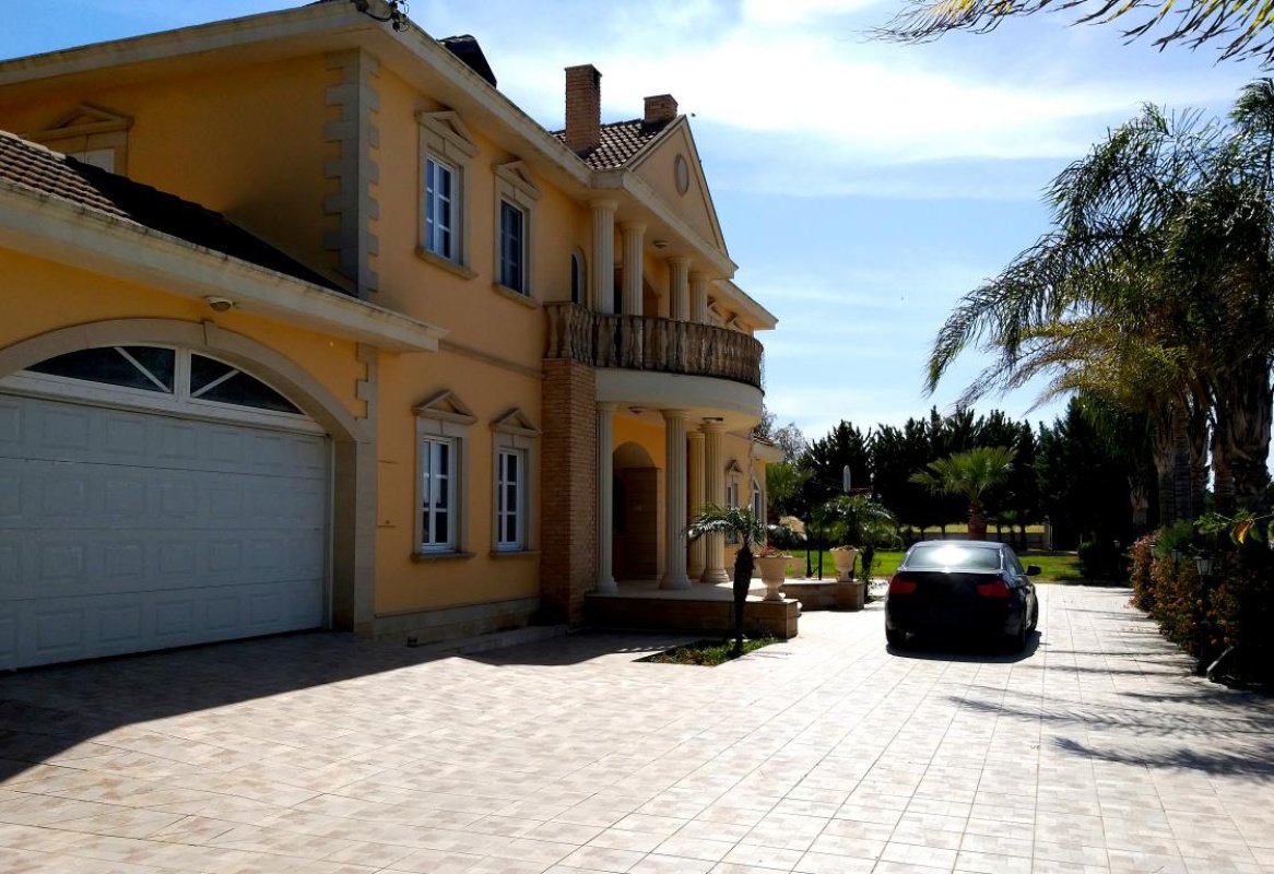 6 bedrooms Villa in Nicosia, Cyprus No. 38575