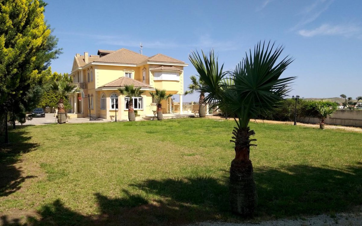 6 bedrooms Villa in Nicosia, Cyprus No. 38575