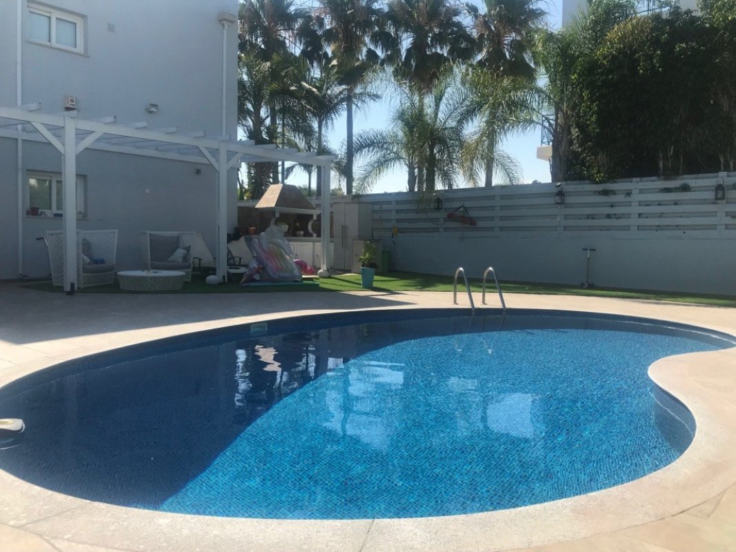 4 bedrooms Villa in Limassol, Cyprus No. 38484