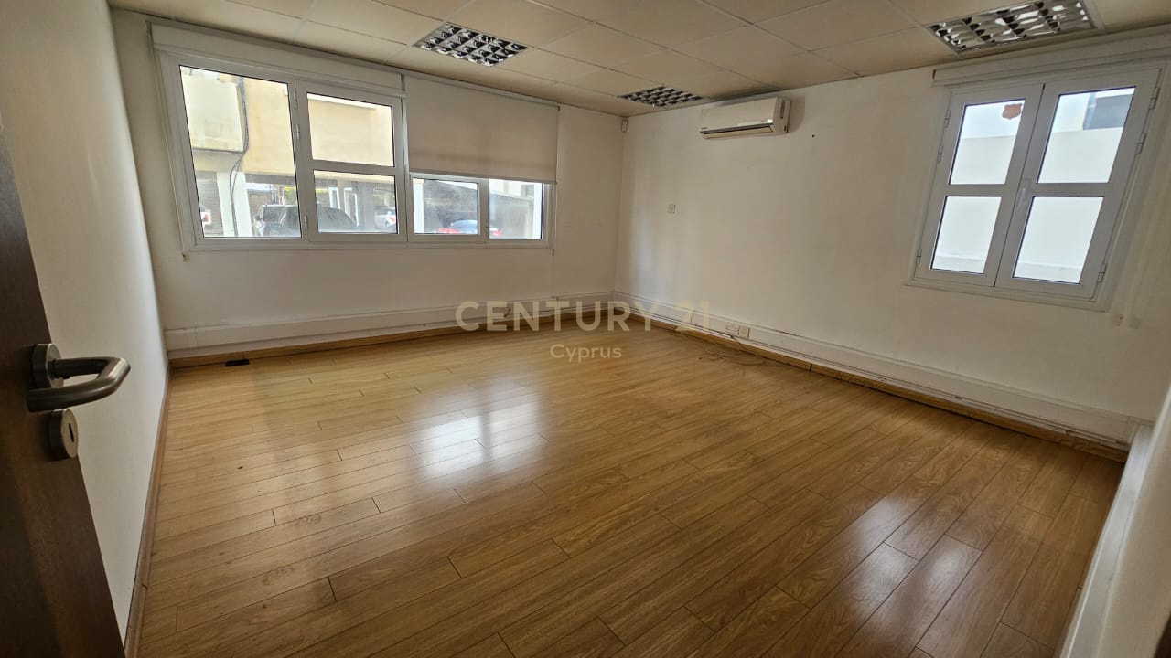 247m2 Bureau à Limassol, Chypre No. 54042