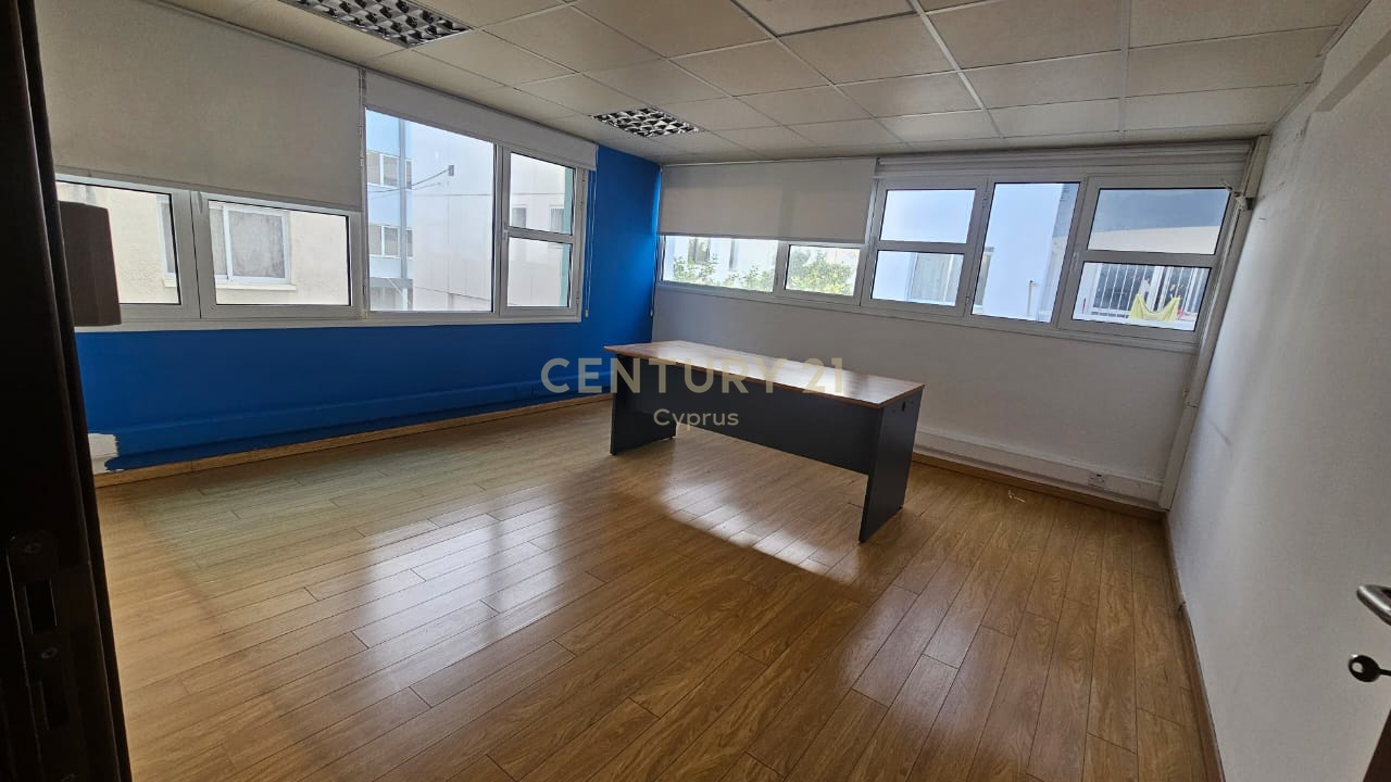 247m2 Bureau à Limassol, Chypre No. 54042