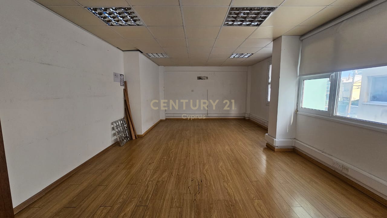 247m2 Bureau à Limassol, Chypre No. 54042