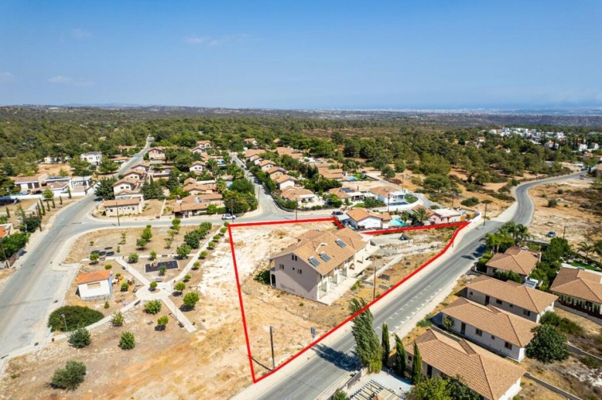 624m2 Commercial property in Limassol, Cyprus No. 37906