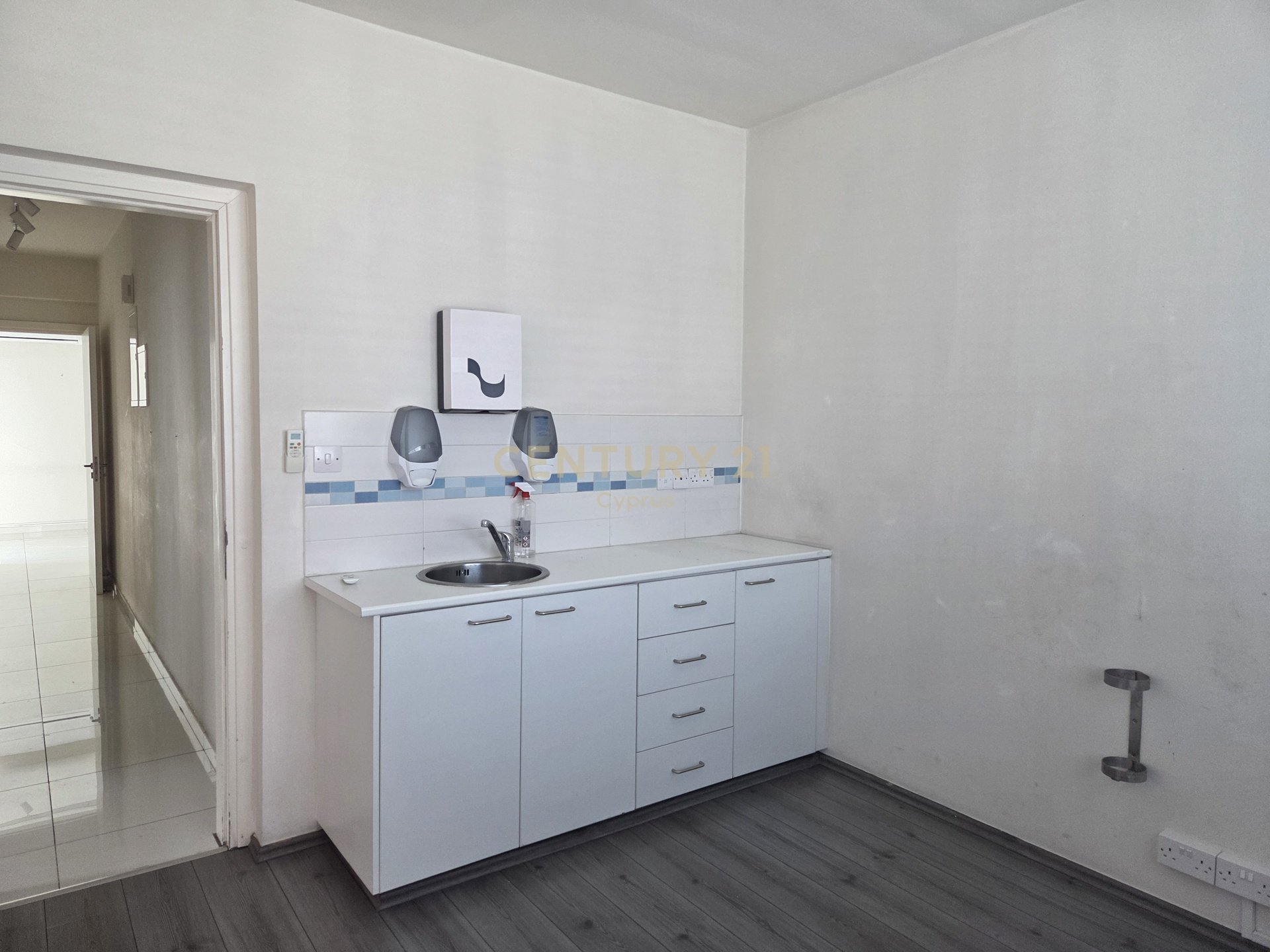 98m2 Bureau à Agios Nektarios, Limassol, Chypre No. 58569
