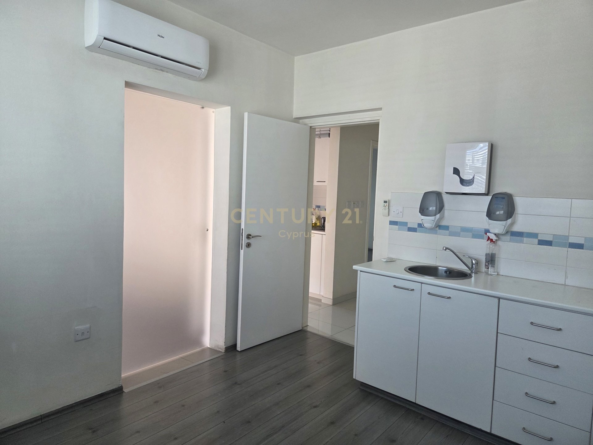 98m2 Bureau à Agios Nektarios, Limassol, Chypre No. 58569