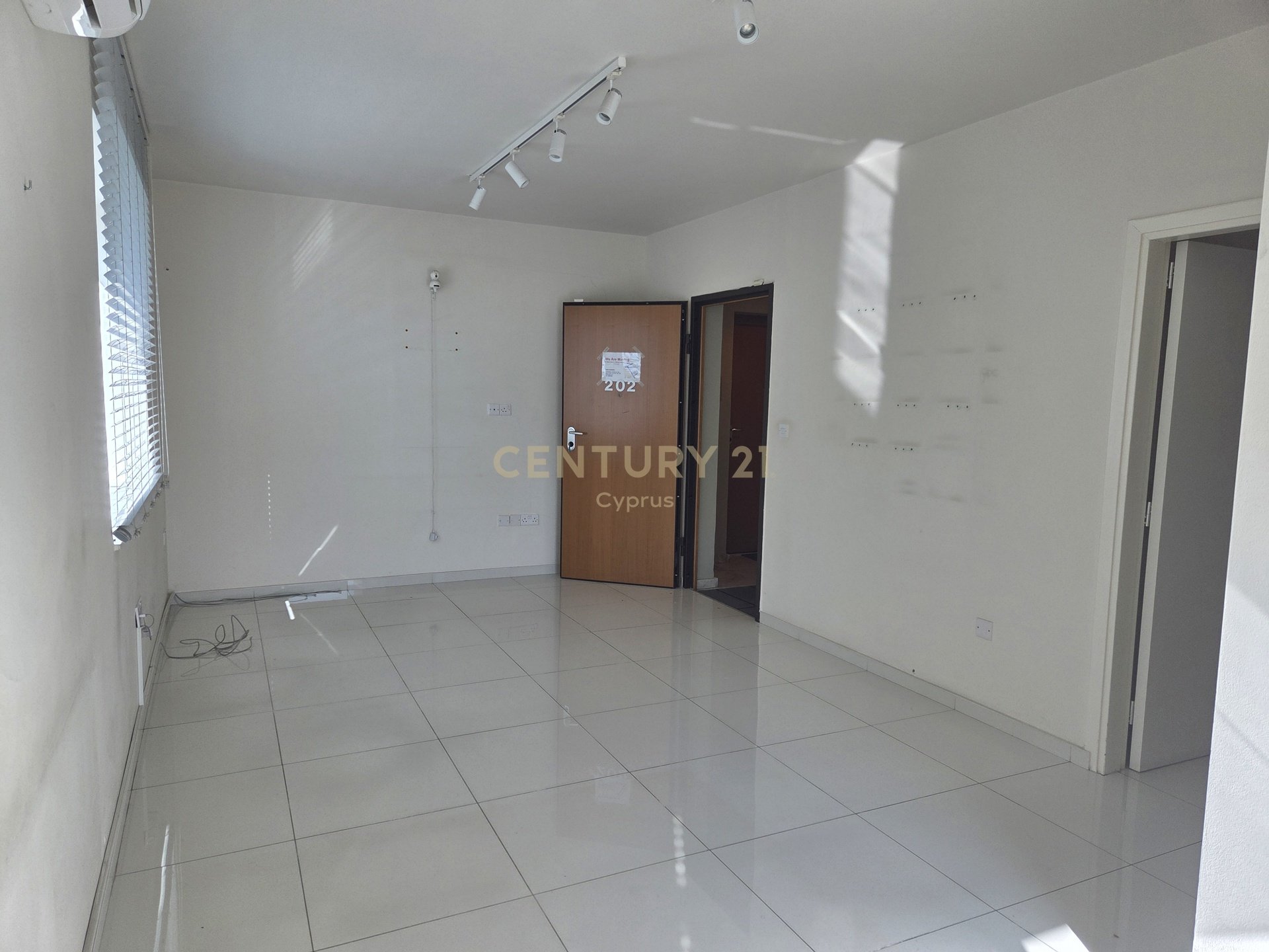 98m2 Bureau à Agios Nektarios, Limassol, Chypre No. 58569