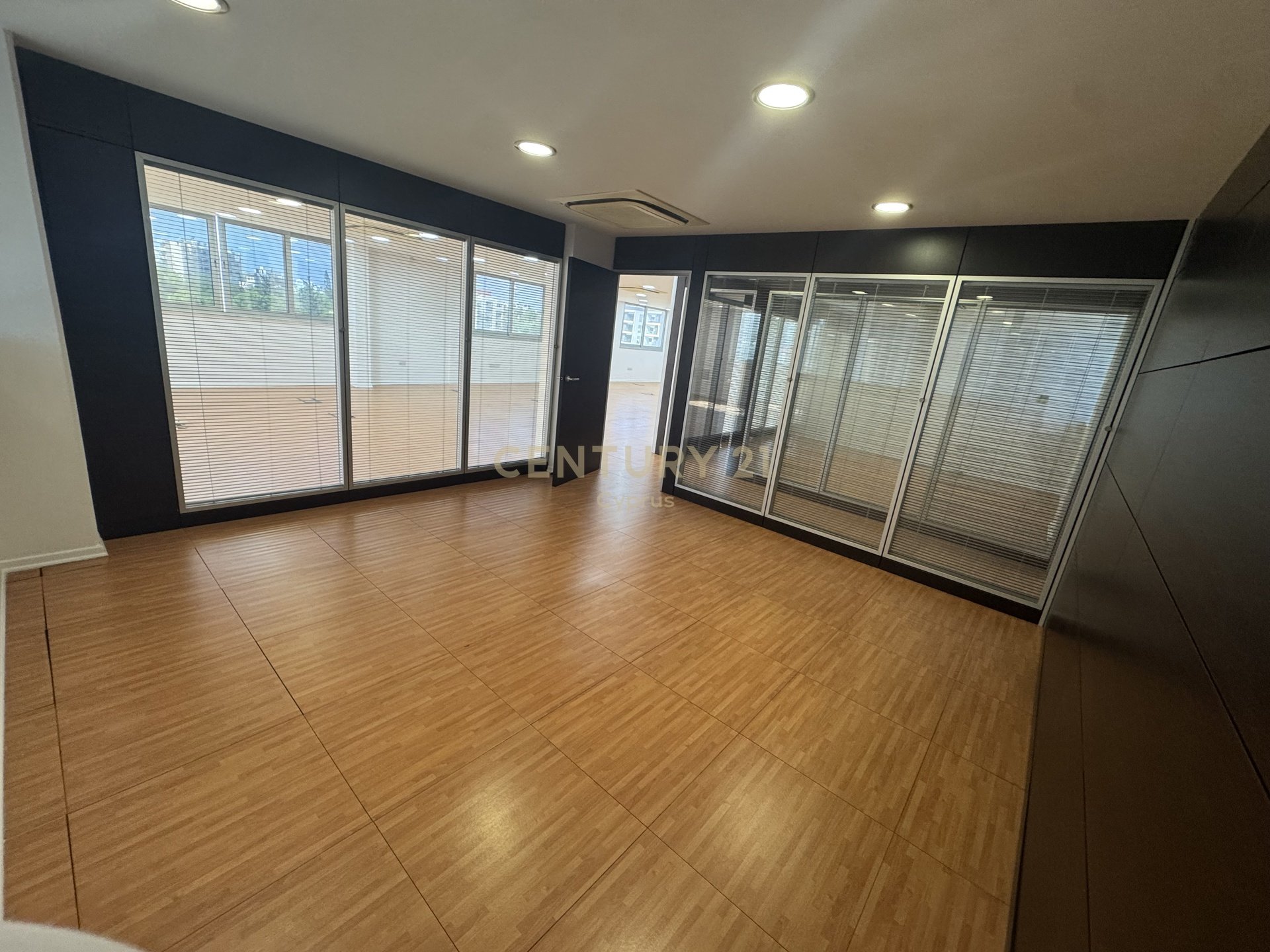 300m2 Bureau à Agios Athanasios, Limassol, Chypre No. 58567