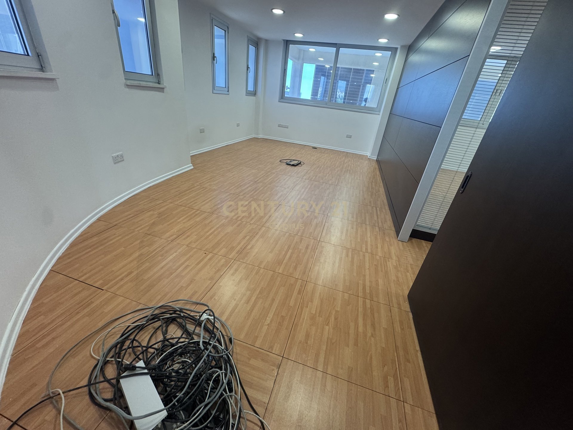 300m2 Bureau à Agios Athanasios, Limassol, Chypre No. 58567