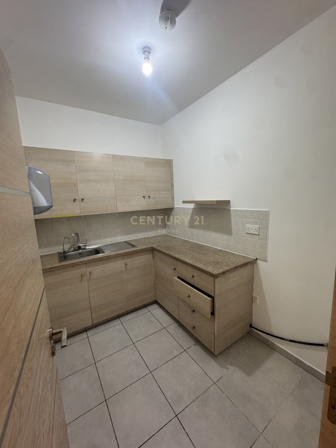 300m2 Bureau à Agios Athanasios, Limassol, Chypre No. 58567