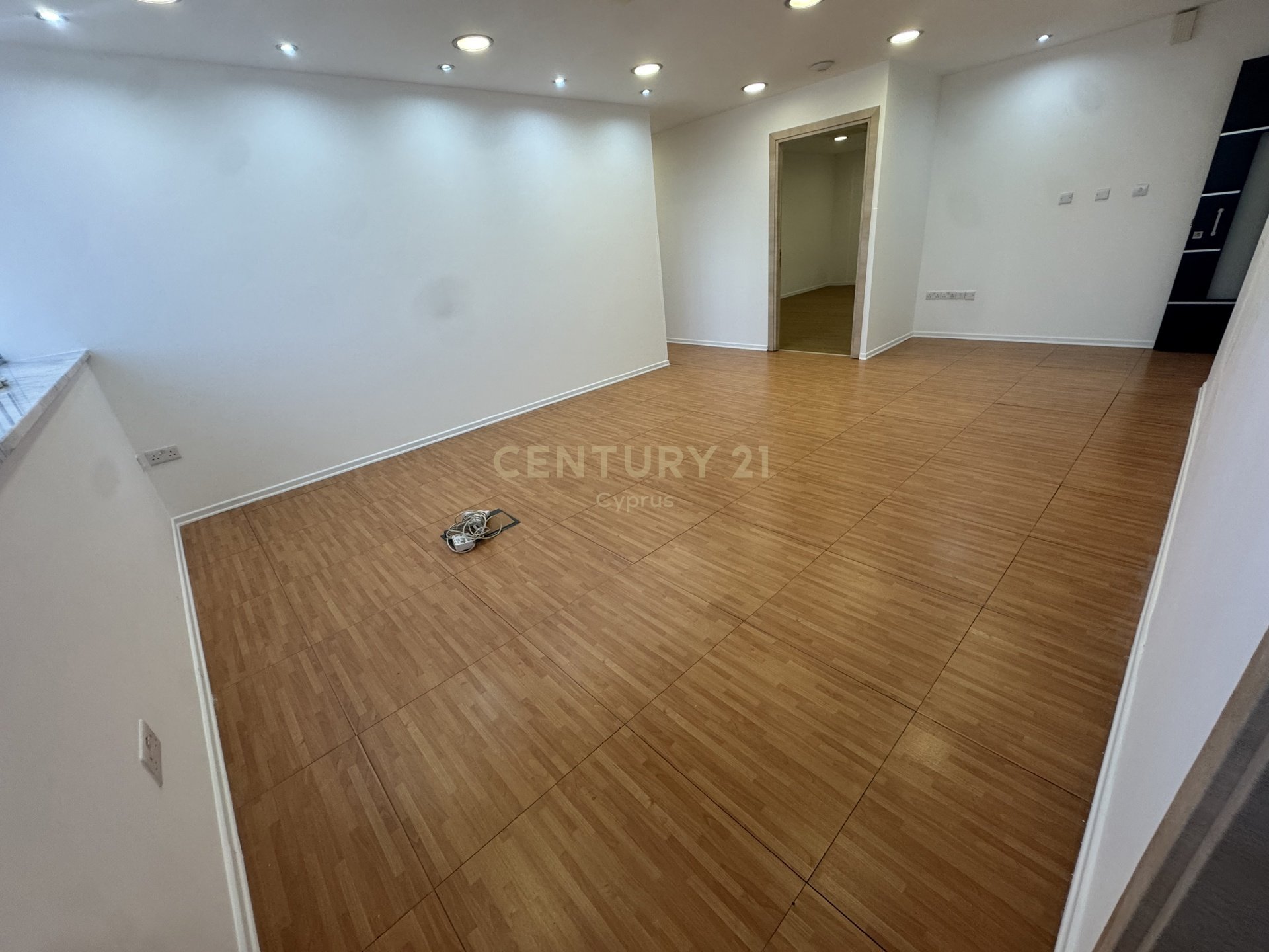 300m2 Bureau à Agios Athanasios, Limassol, Chypre No. 58567