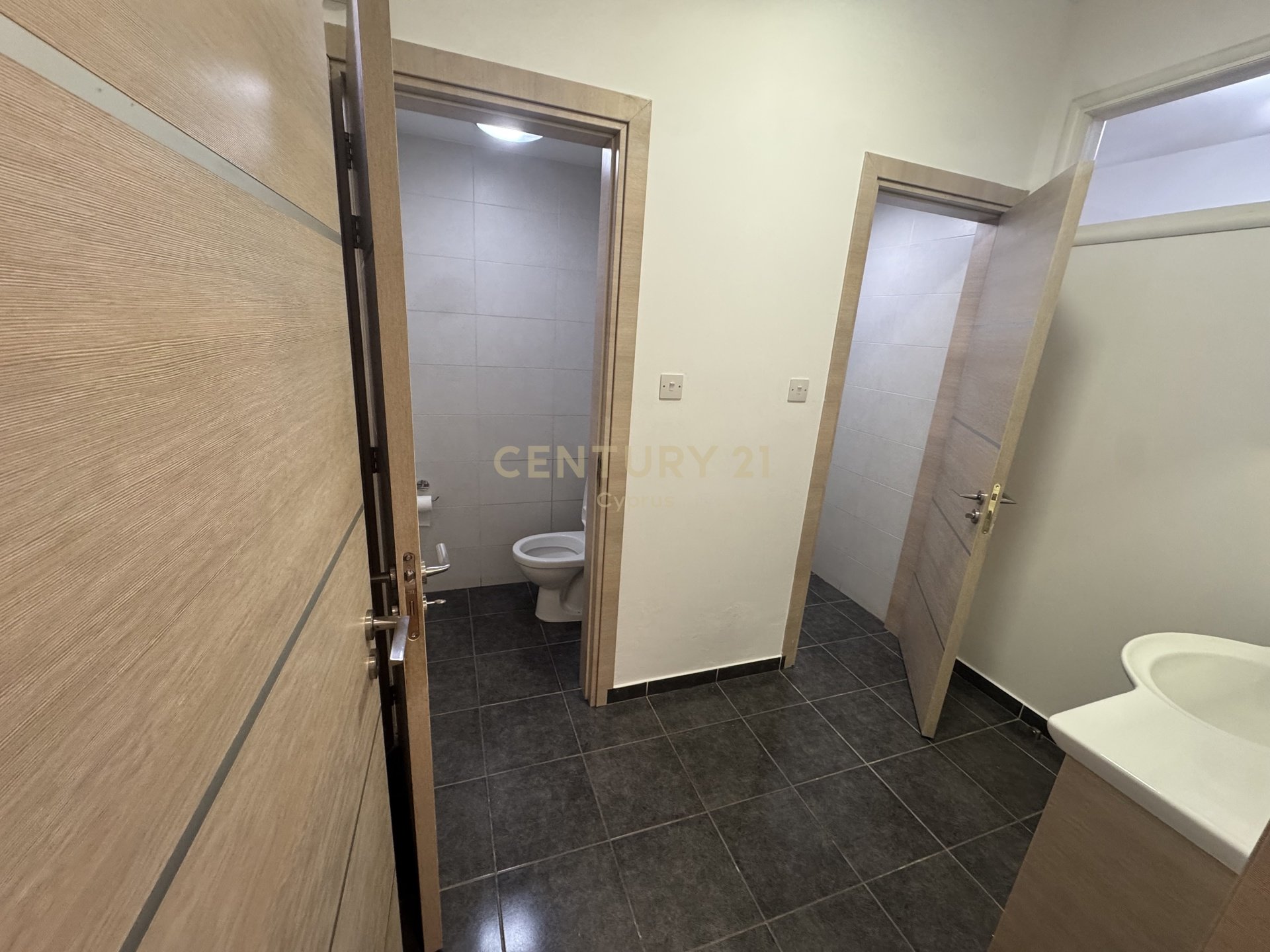 300m2 Bureau à Agios Athanasios, Limassol, Chypre No. 58567