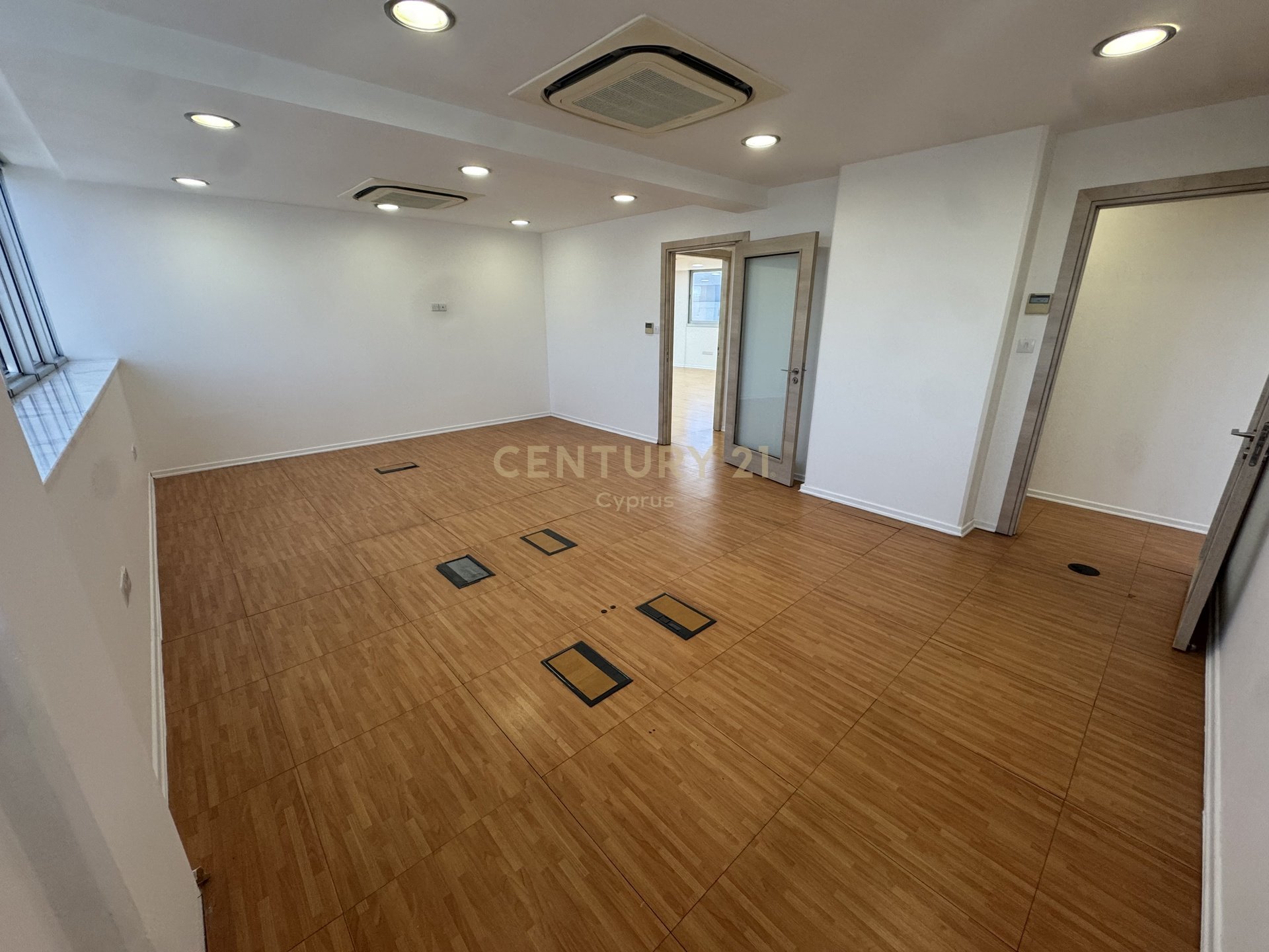 300m2 Bureau à Agios Athanasios, Limassol, Chypre No. 58567