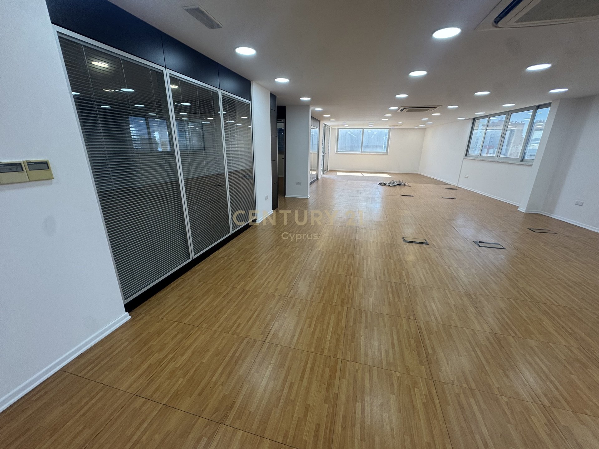 300m2 Bureau à Agios Athanasios, Limassol, Chypre No. 58567