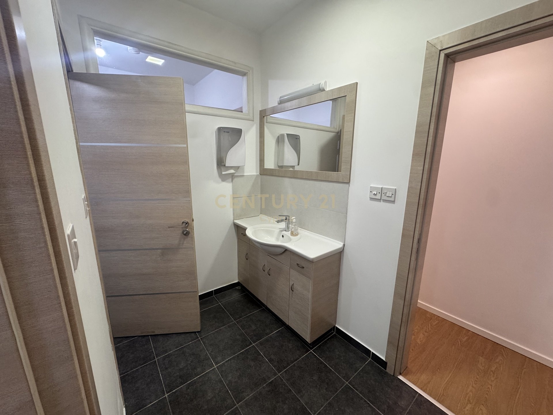 300m2 Bureau à Agios Athanasios, Limassol, Chypre No. 58567
