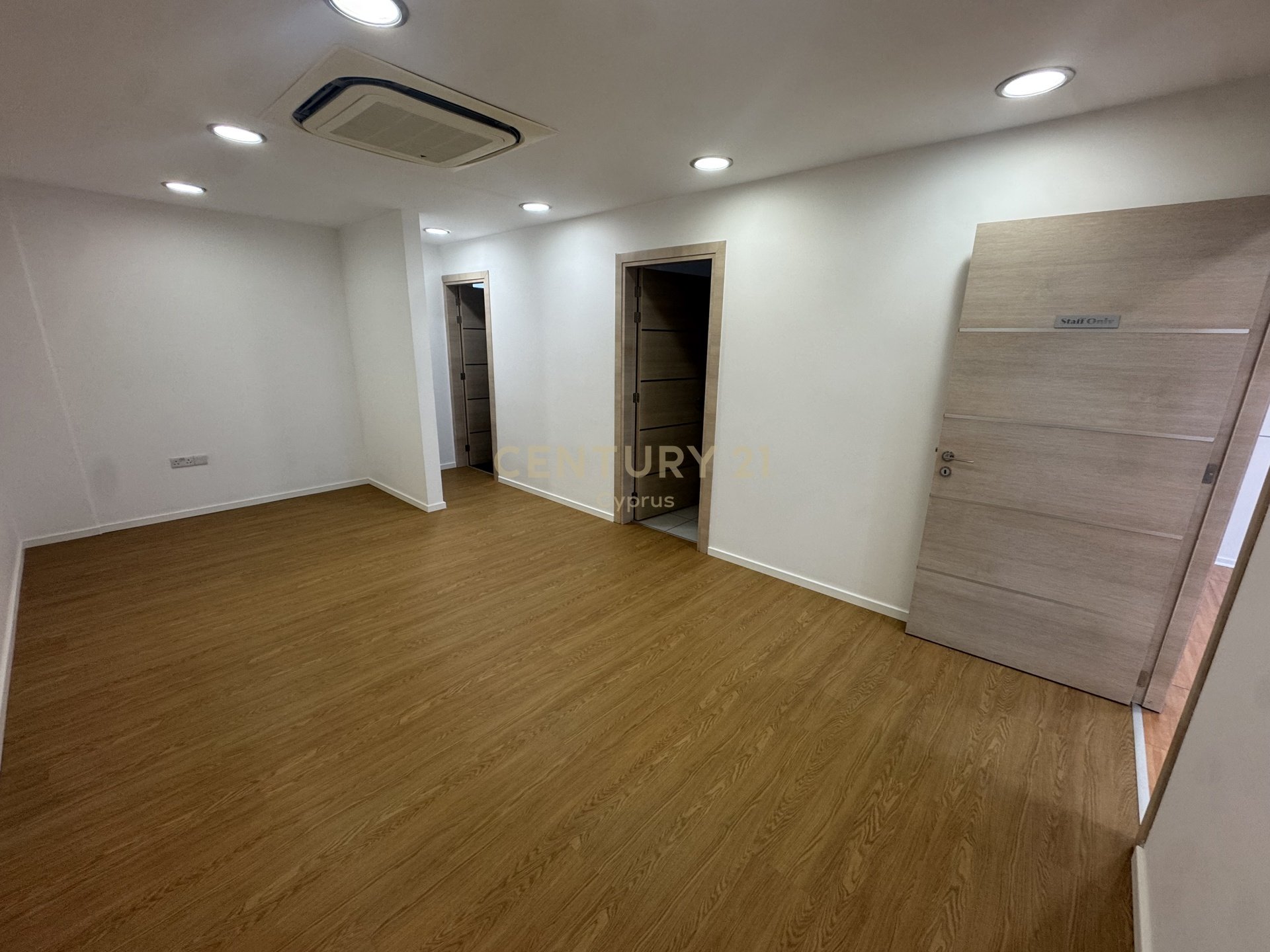 300m2 Bureau à Agios Athanasios, Limassol, Chypre No. 58567