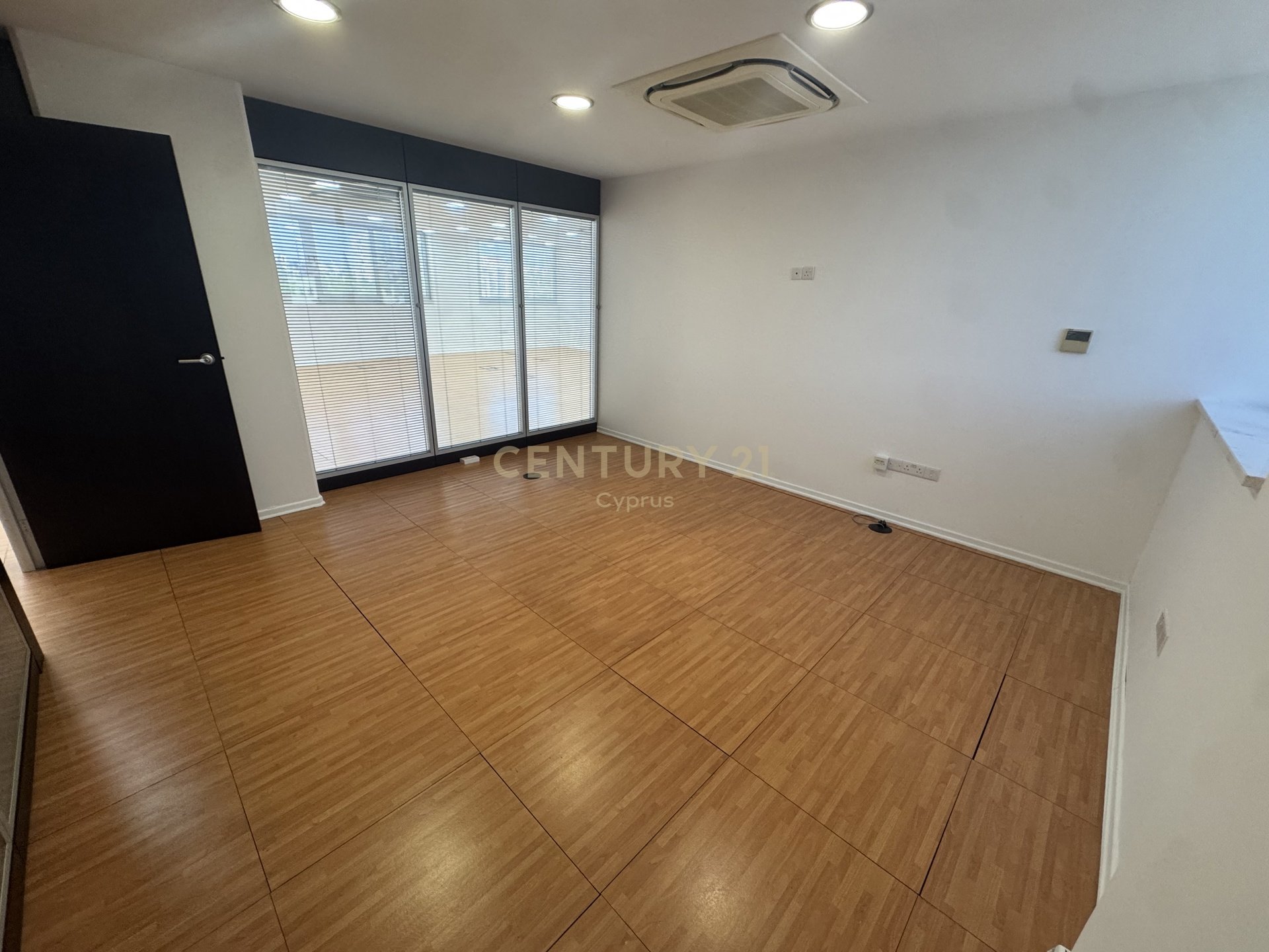 300m2 Bureau à Agios Athanasios, Limassol, Chypre No. 58567