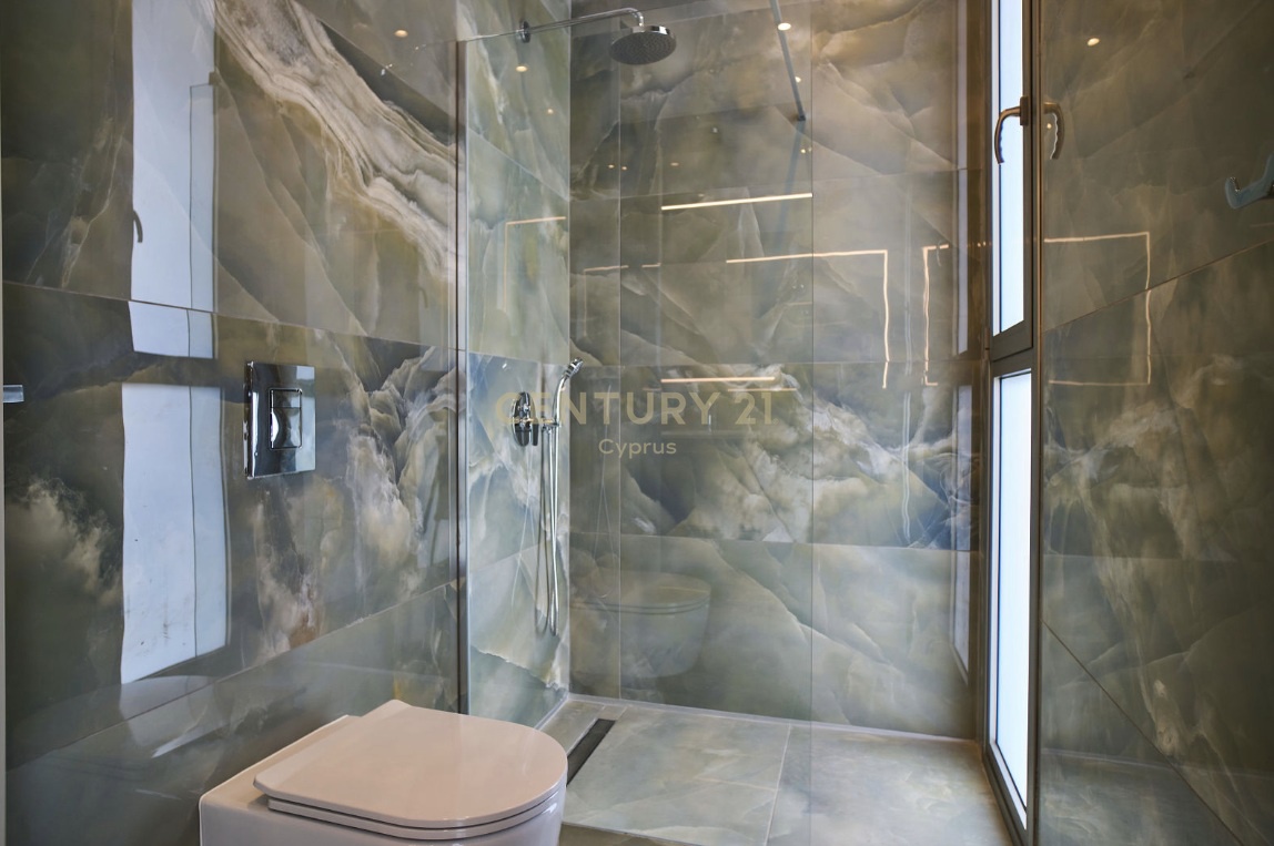 3 bedrooms Penthouse in Germasogeia, Limassol, Cyprus No. 58570