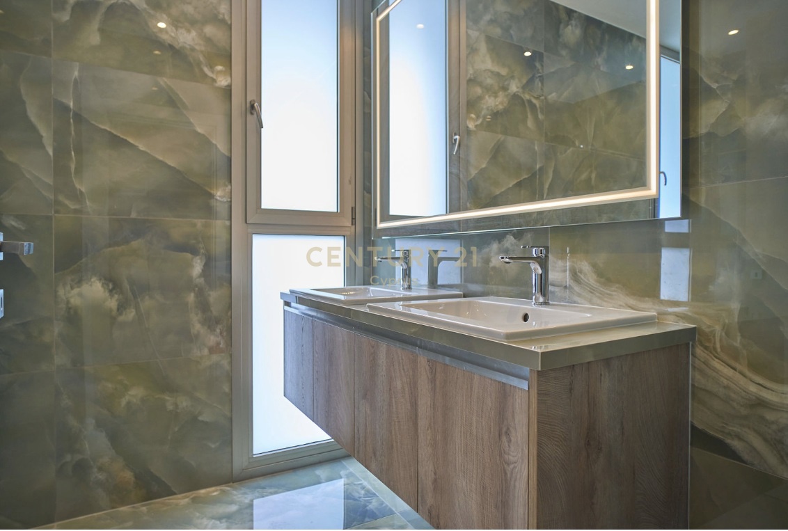 3 bedrooms Penthouse in Germasogeia, Limassol, Cyprus No. 58570