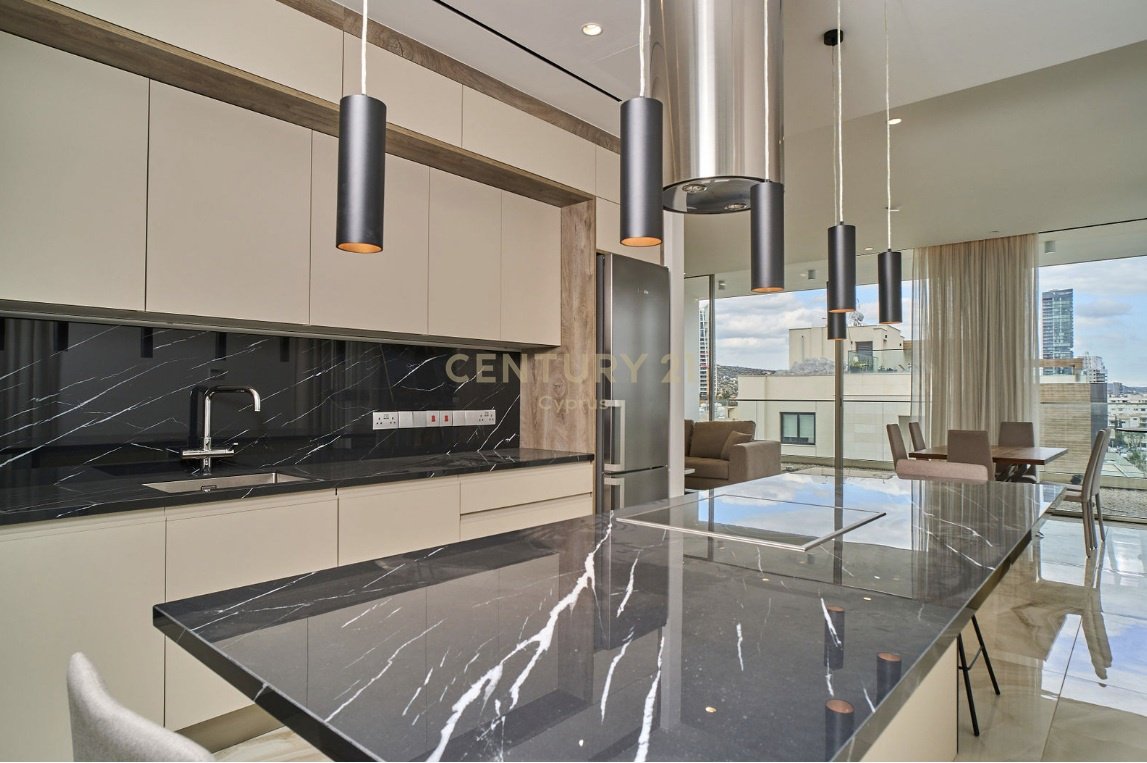 3 bedrooms Penthouse in Germasogeia, Limassol, Cyprus No. 58570