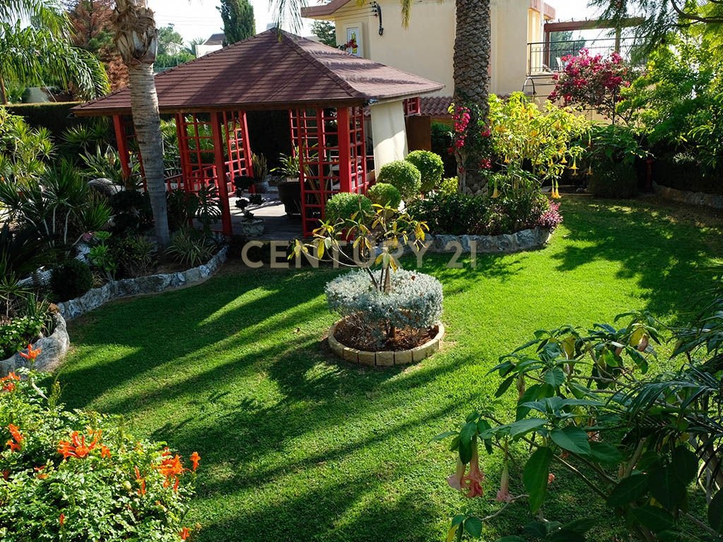 6 bedrooms Villa in Agios Tychonas, Limassol, Cyprus No. 55705