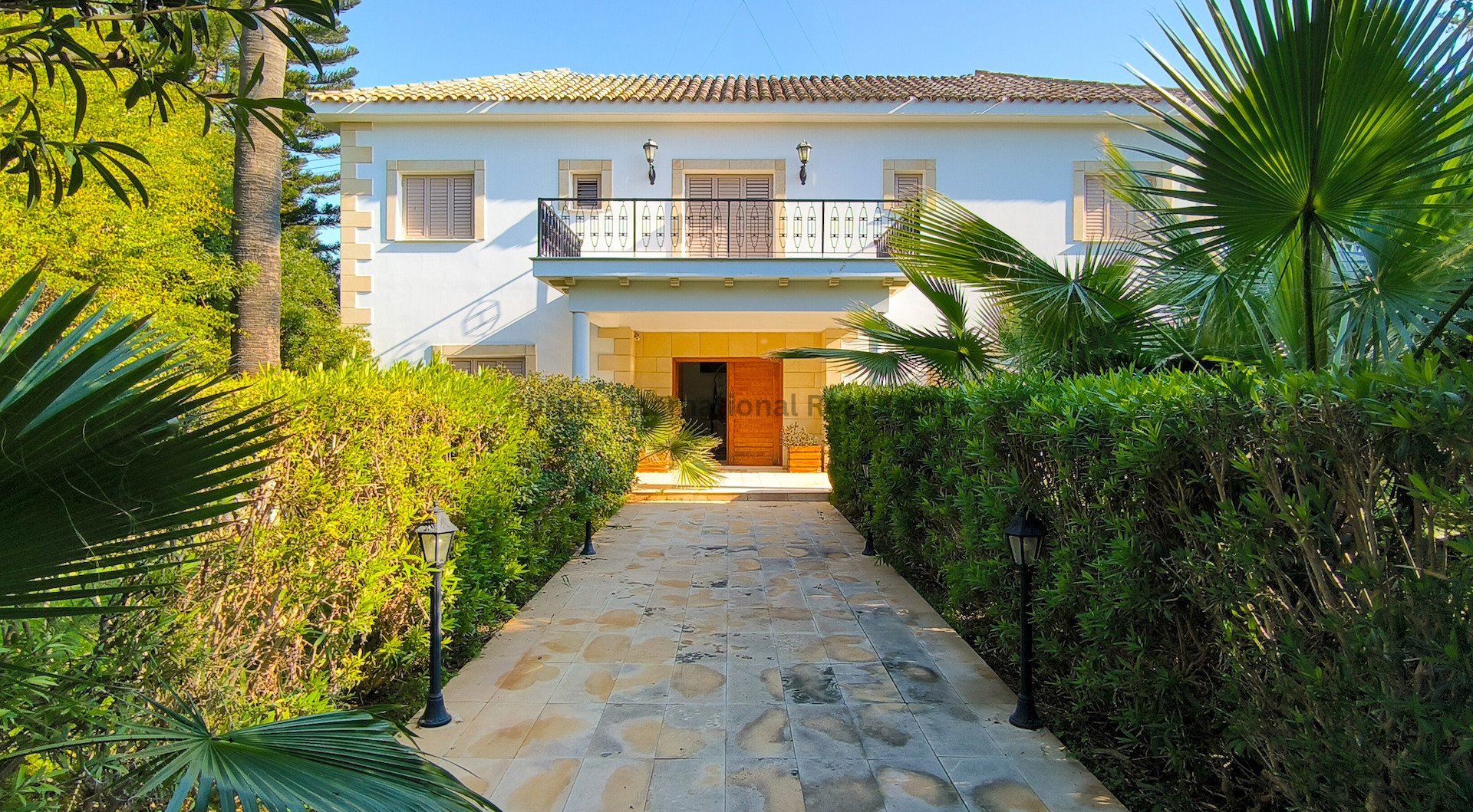 5 bedrooms Villa in Aradippou, Larnaka, Cyprus No. 39131